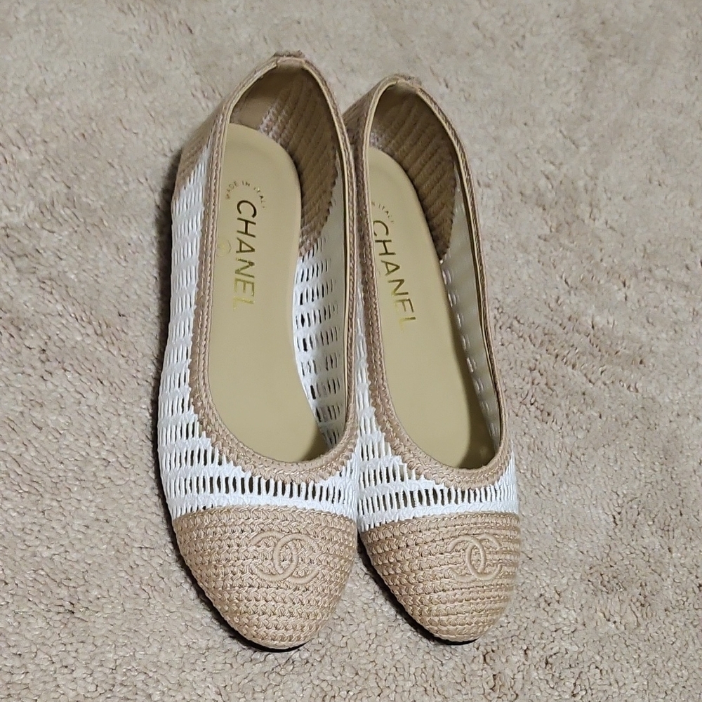 CHANEL Beige and White Raffia Ballet Flats